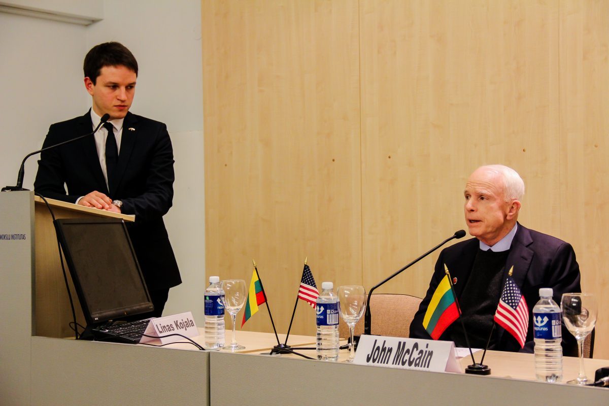 Politologai [L. Kojala ir K. Girnius] pabrėžia J.McCaino įtaką keliant Lietuvai aktualius klausimus