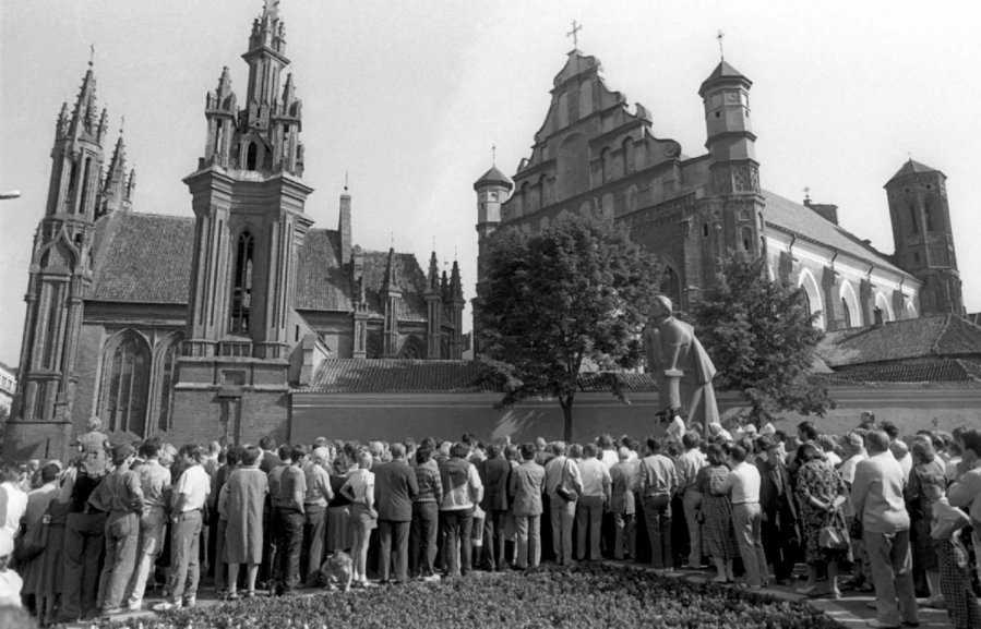 Diena, kai sovietinėje Lietuvoje ėmė sklaidytis baimė. A. Ramonaitės komentaras