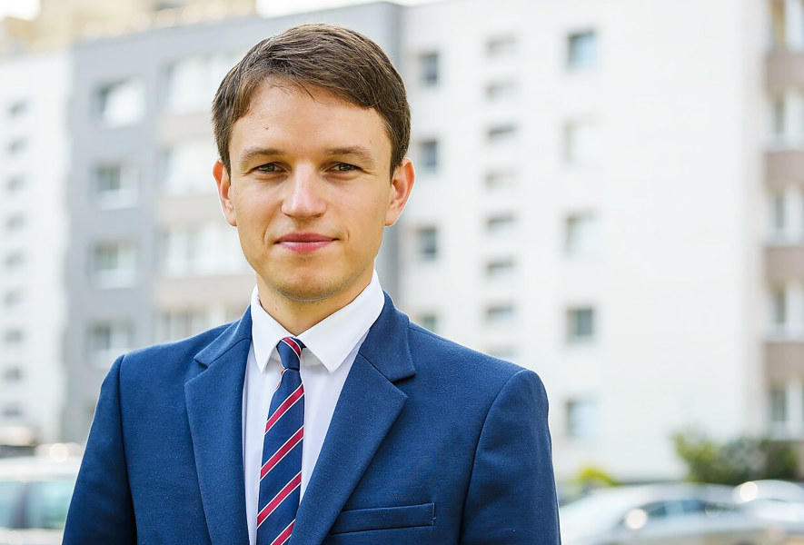 Linas Kojala. Slaptos informacijos nutekinimas dėvint šortus
