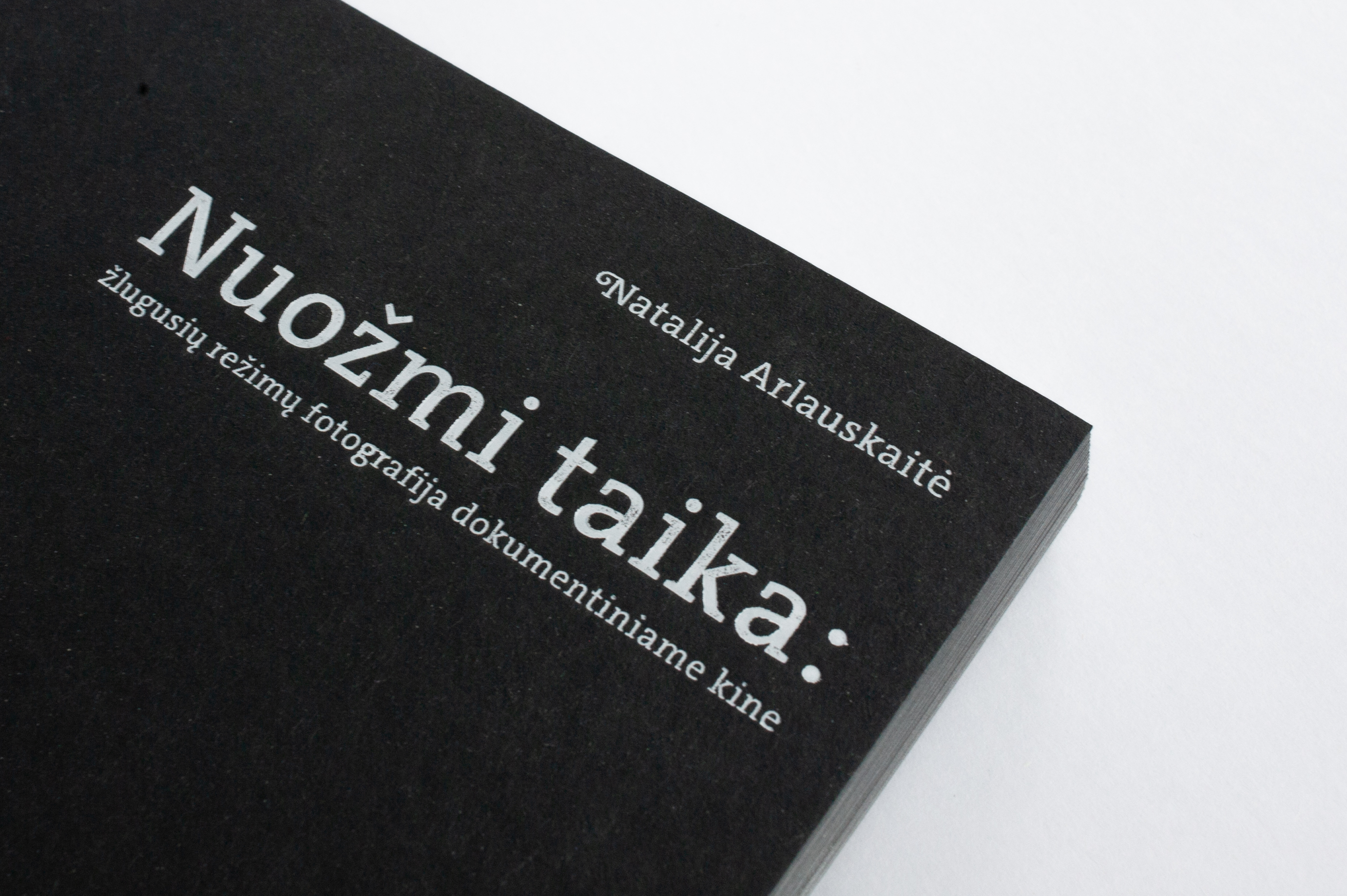 Pristatome instituto dėstytojos prof. Natalijos Arlauskaitės knygą „Nuožmi taika: žlugusių režimų fotografija dokumentiniame kine“.